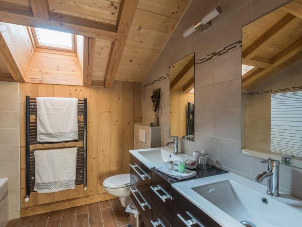 Chantemerle 1741, chambres d'hôtes à la montagne : photo 4 de la chambre chambre familiale avec balcon