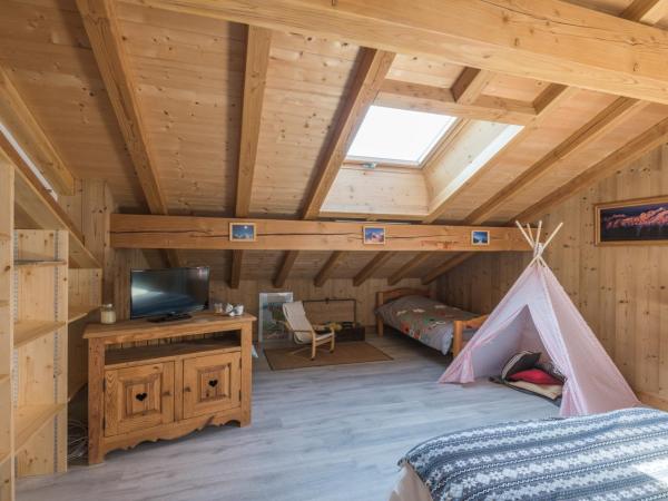 Chantemerle 1741, chambres d'hôtes à la montagne : photo 6 de la chambre chambre familiale avec balcon