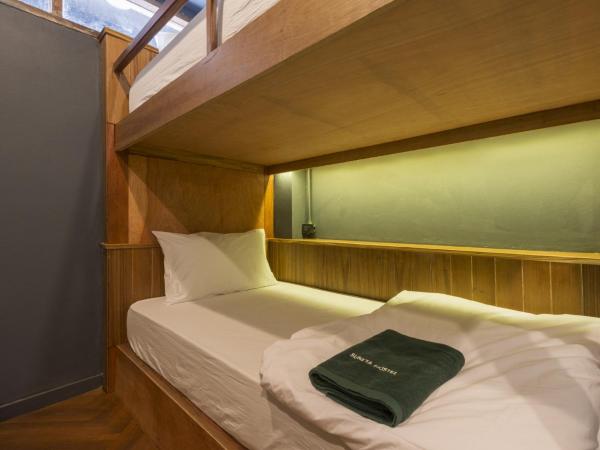 Suneta Hostel Chiangmai : photo 4 de la chambre chambre familiale avec salle de bains