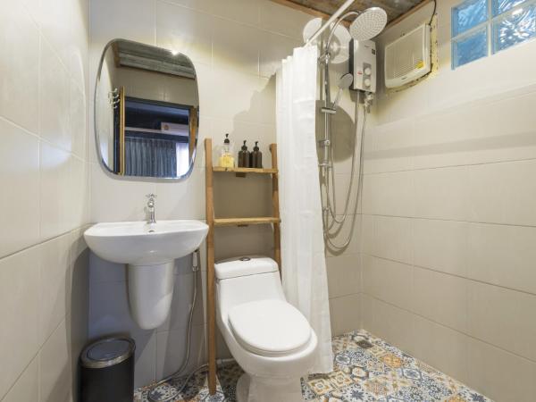 Suneta Hostel Chiangmai : photo 7 de la chambre chambre double ou lits jumeaux avec salle de bains