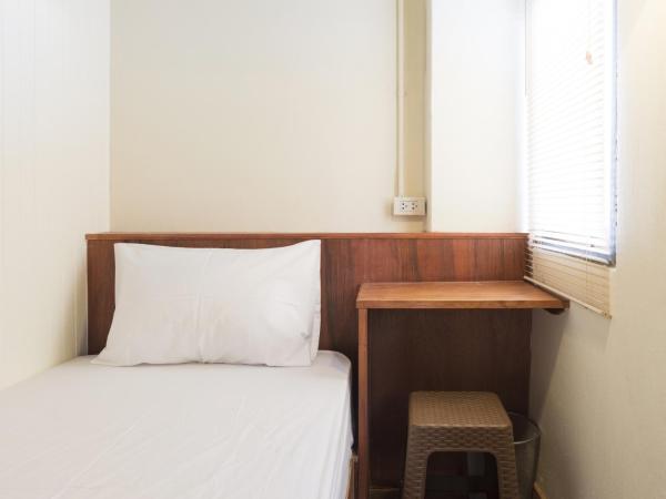 Suneta Hostel Chiangmai : photo 3 de la chambre chambre simple avec salle de bains commune