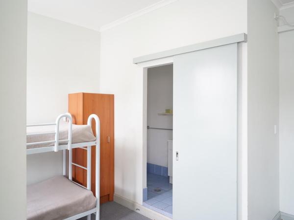 Hurstville Ritz Hotel : photo 3 de la chambre chambre familiale avec salle de bains privative