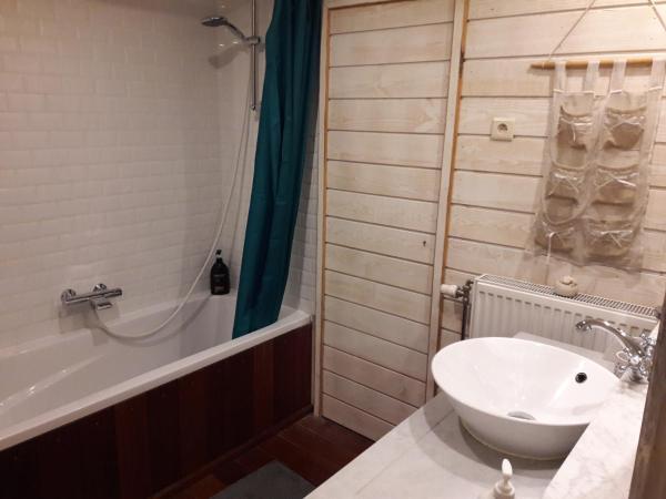 B&B Le Bonimenteur : photo 10 de la chambre chambre quadruple avec salle de bains privative séparée