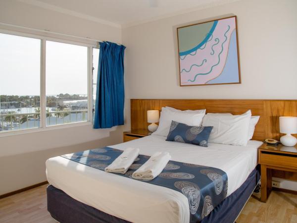 Cullen Bay Resorts : photo 1 de la chambre standard two bedroom apartment water views includes free parking & wifi