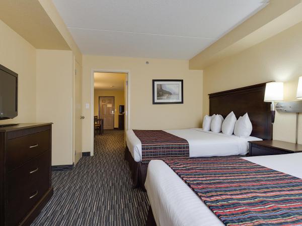 Country Inn & Suites by Radisson, Niagara Falls, ON : photo 4 de la chambre suite 1 chambre avec 2 lits queen-size et canapé-lit - non-fumeurs