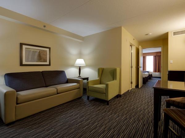 Country Inn & Suites by Radisson, Niagara Falls, ON : photo 5 de la chambre suite 1 chambre avec 2 lits queen-size et canapé-lit - non-fumeurs