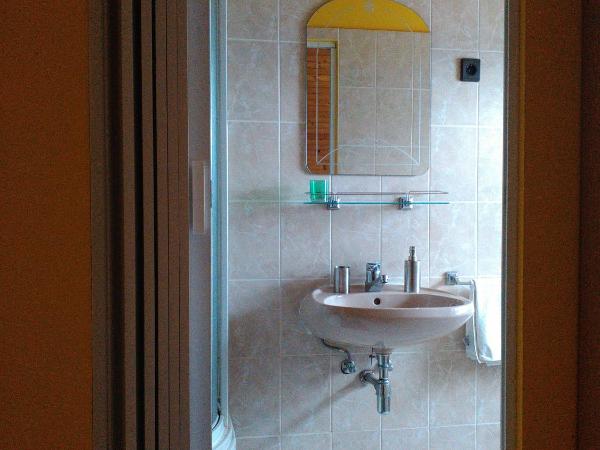 Napfény villa : photo 1 de la chambre chambre simple avec baignoire