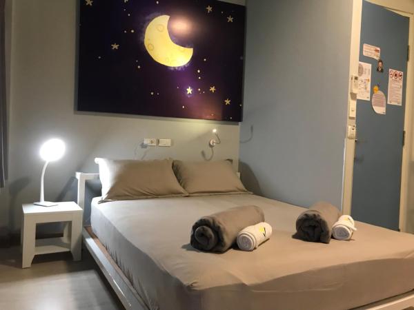 The Moon Hostel Huahin : photo 7 de la chambre chambre double ou lits jumeaux avec salle de bains commune