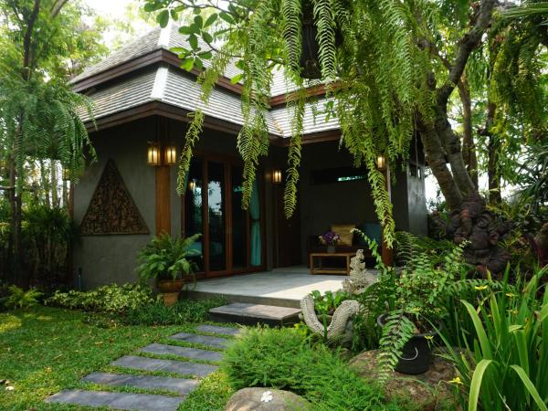 Baansuwanburi - บ้านสุวรรณบุรี : photo 9 de la chambre chambre lit king-size - vue sur jardin