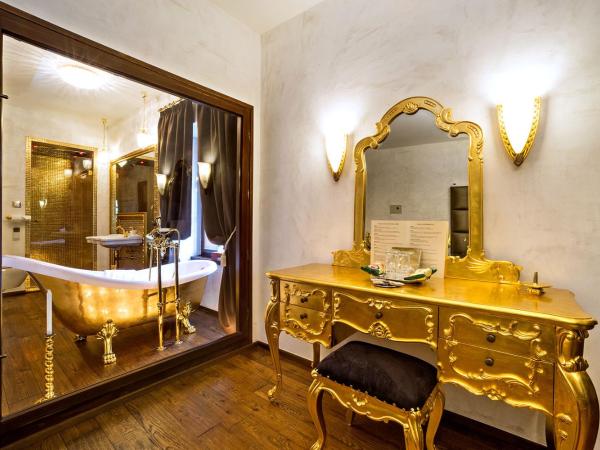 Arcadie Hotel & Apartments : photo 4 de la chambre suite lit king-size - vue sur château