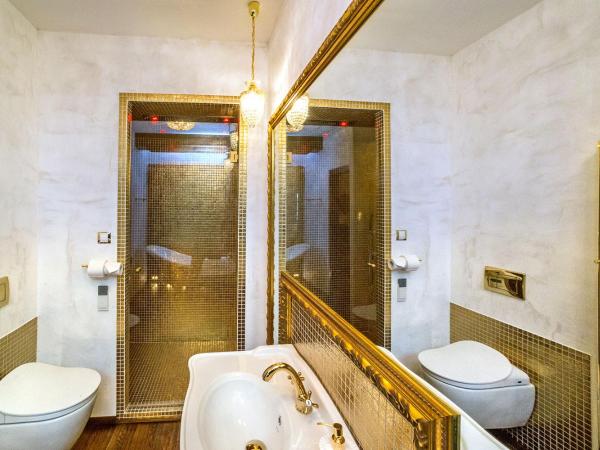 Arcadie Hotel & Apartments : photo 6 de la chambre suite lit king-size - vue sur château