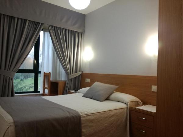 Hostal Pumar : photo 2 de la chambre chambre double avec salle de bains privative extérieure