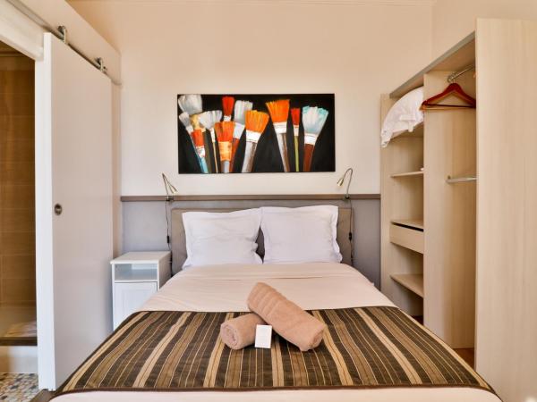 Hotel La Villa Florida : photo 1 de la chambre chambre triple avec terrasse