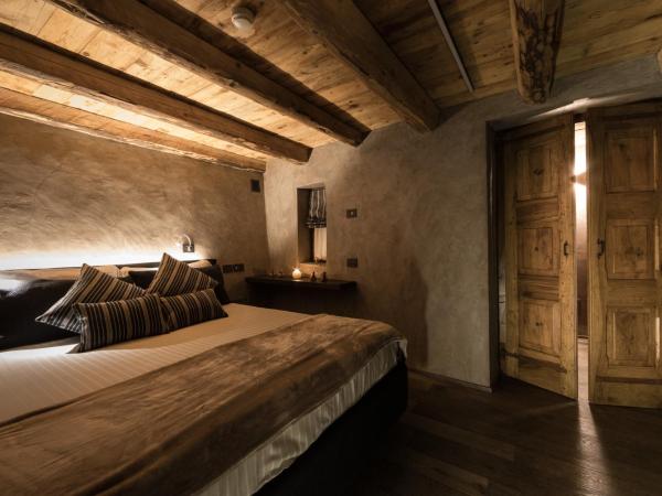 Relais Bondaz : photo 10 de la chambre suite lit king-size avec baignoire spa