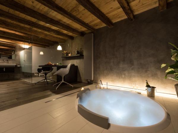 Relais Bondaz : photo 6 de la chambre suite lit king-size avec baignoire spa