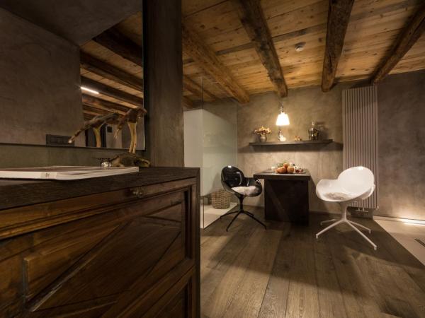 Relais Bondaz : photo 4 de la chambre suite lit king-size avec baignoire spa