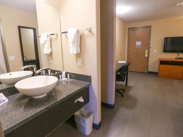 Days Inn by Wyndham Calgary Airport : photo 3 de la chambre suite familiale avec deux lits queen-size - non-fumeurs