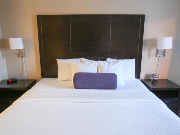 Days Inn by Wyndham Calgary Airport : photo 2 de la chambre suite junior lit king-size - non-fumeurs