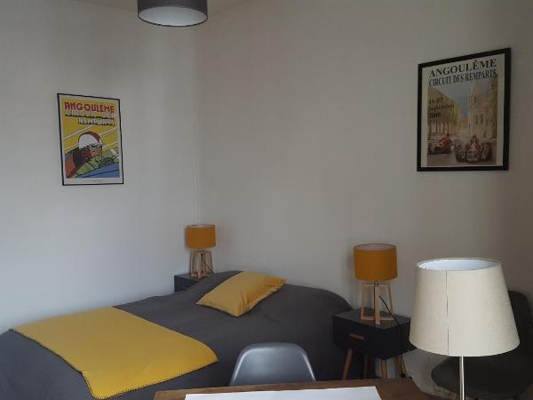 La Tour de Lavalette : photo 3 de la chambre chambre double - vue sur jardin