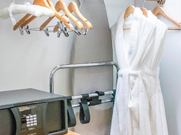 Pullman Reef Hotel Casino : photo 5 de la chambre chambre lit king-size supérieure avec baignoire spa, parking autonome gratuit et 1 bon pour une boisson - vue sur ville