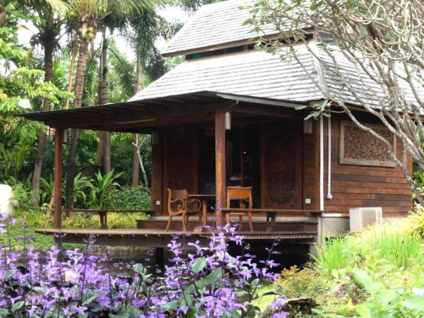 Baansuwanburi - บ้านสุวรรณบุรี : photo 5 de la chambre chambre lit queen-size - vue sur Étang et piscine