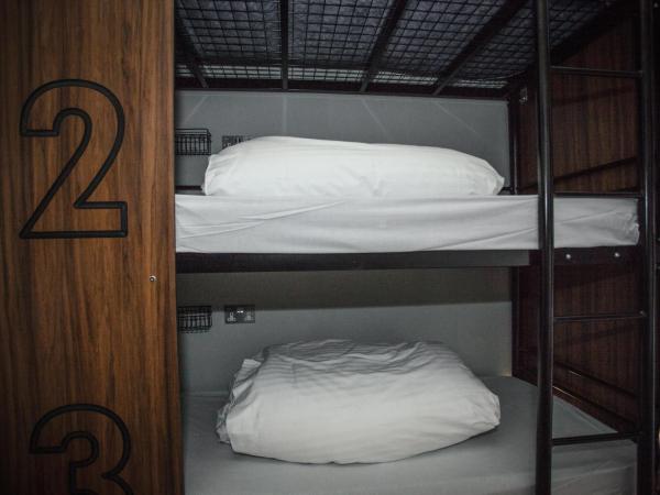 PubLove @ The Crown, Battersea : photo 4 de la chambre lit dans dortoir mixte de 3 lits avec salle de bains commune