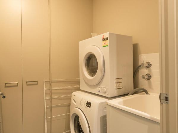 AKOM AT Docklands : photo 5 de la chambre appartement 3 chambres de luxe avec 2 salles de bains - vue sur port 