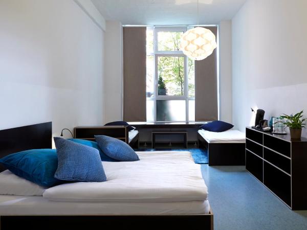 Hüttenpalast : photo 4 de la chambre chambre triple avec salle de bains