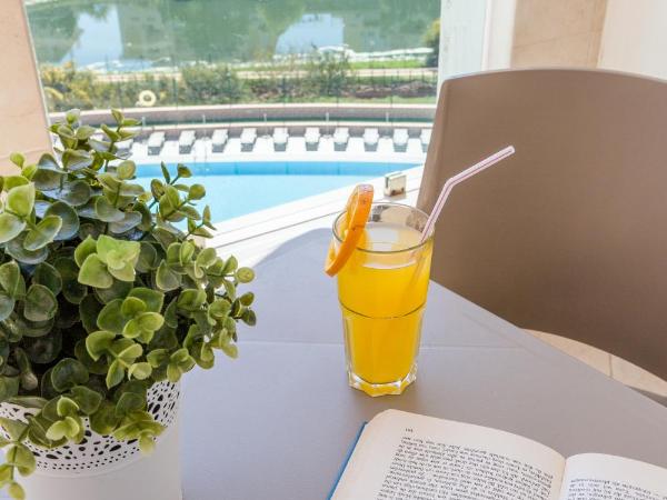 Luna Solaqua : photo 7 de la chambre studio - vue sur piscine 