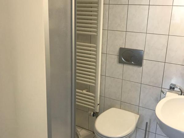 Hotel-Pension Asta : photo 1 de la chambre chambre quadruple avec salle de bains privative