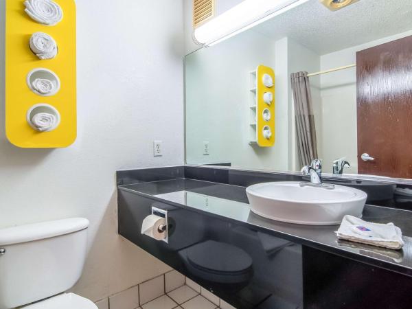 Motel 6-Dallas, TX - North - Richardson : photo 7 de la chambre chambre lit king-size - non-fumeurs