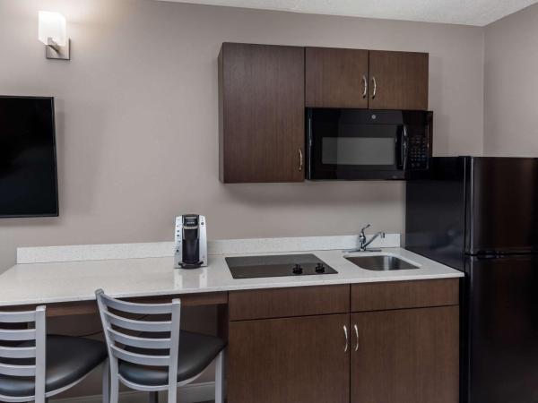 Super 8 by Wyndham Winnipeg West : photo 3 de la chambre 1 queen bed, sofa bed, efficiency room, non-smoking