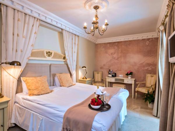 The Town House - Adults Only : photo 5 de la chambre chambre double ou lits jumeaux