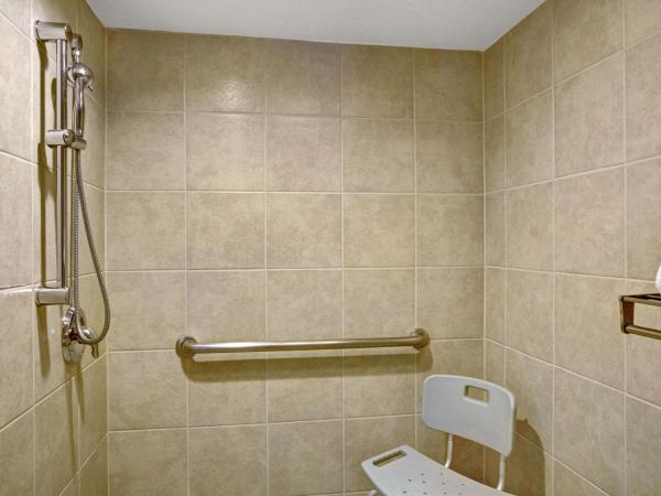 Super 8 by Wyndham Las Vegas North Strip/Fremont St. Area : photo 1 de la chambre chambre avec 2 lits queen-size - accessible aux personnes à mobilité réduite - non-fumeurs