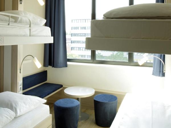 H2 Hotel Berlin-Alexanderplatz : photo 2 de la chambre chambre quadruple