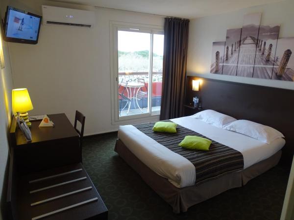 Brit Hotel Opal Centre Port : photo 5 de la chambre chambre double supérieure avec balcon