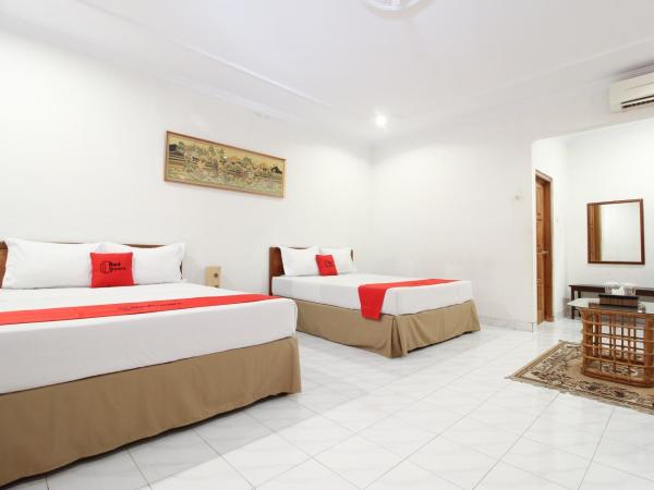 RedDoorz Plus near Alun Alun Selatan 2 : photo 1 de la chambre chambre familiale