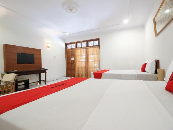 RedDoorz Plus near Alun Alun Selatan 2 : photo 10 de la chambre chambre familiale