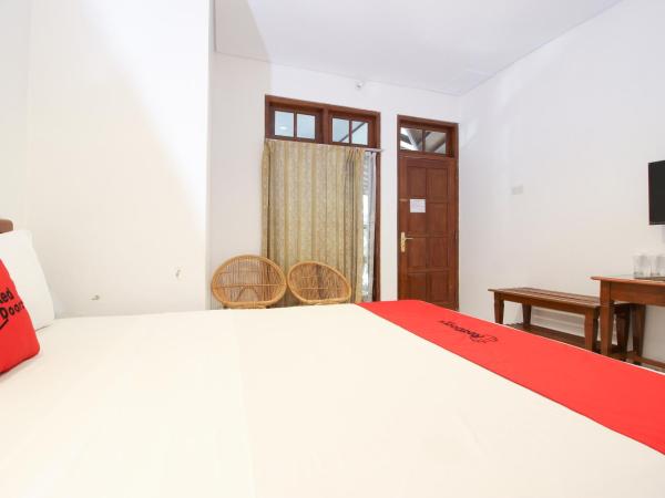 RedDoorz Plus near Alun Alun Selatan 2 : photo 5 de la chambre chambre double