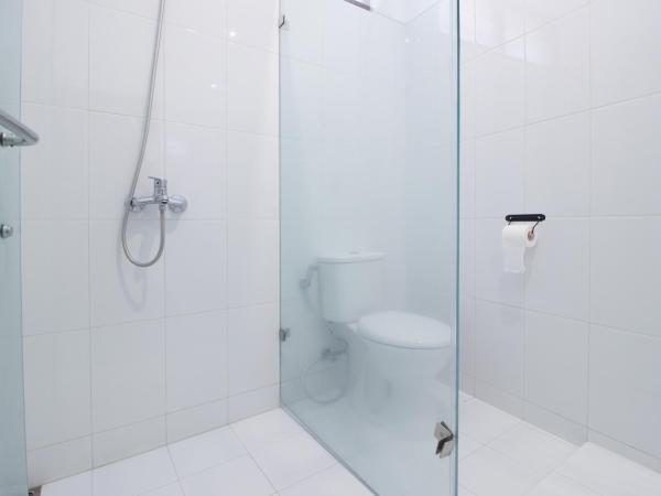 RedDoorz Plus near Alun Alun Selatan 2 : photo 6 de la chambre chambre double