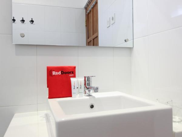 RedDoorz Plus near Alun Alun Selatan 2 : photo 2 de la chambre chambre double