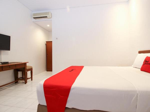 RedDoorz Plus near Alun Alun Selatan 2 : photo 4 de la chambre chambre double