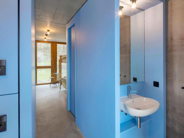 Bern Youth Hostel : photo 3 de la chambre chambre quadruple avec salle de bains