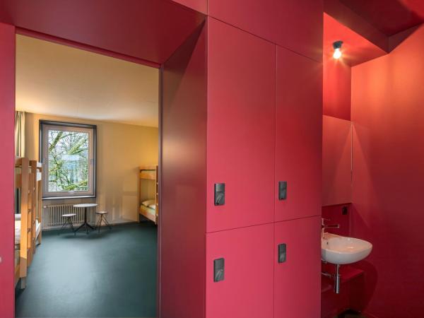 Bern Youth Hostel : photo 1 de la chambre chambre quadruple avec salle de bains commune