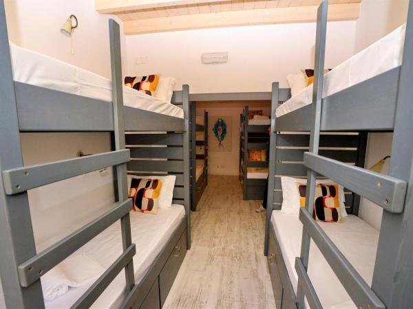 Son of a Beach Hostel : photo 7 de la chambre lit dans dortoir mixte de 8 lits 