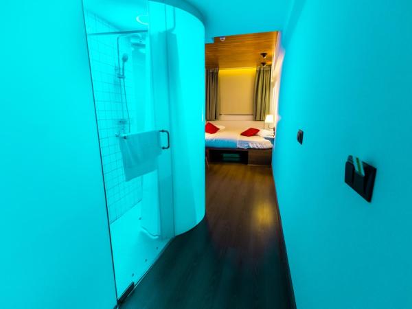 Far Home Bernabeu : photo 2 de la chambre chambre double avec salle de bains privative
