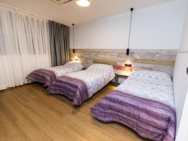 Far Home Bernabeu : photo 1 de la chambre chambre triple avec salle de bains privative