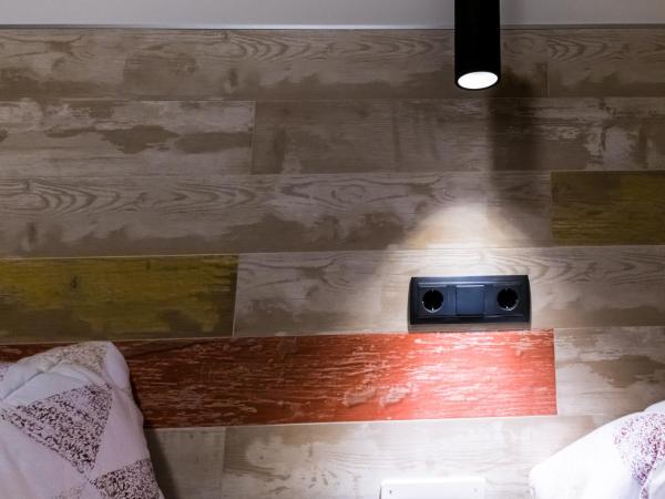 Far Home Bernabeu : photo 3 de la chambre chambre triple avec salle de bains privative