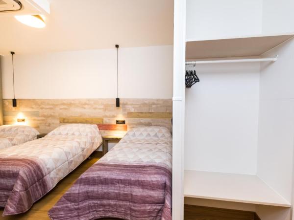 Far Home Bernabeu : photo 4 de la chambre chambre triple avec salle de bains privative