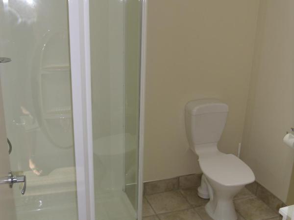 Fairway Motel & Apartments : photo 2 de la chambre appartement 2 chambres supérieur avec 2 salles de bains